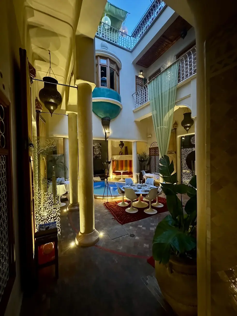 mk-rooftop-marrakech-rooftop-restaurant-courtyard.webp