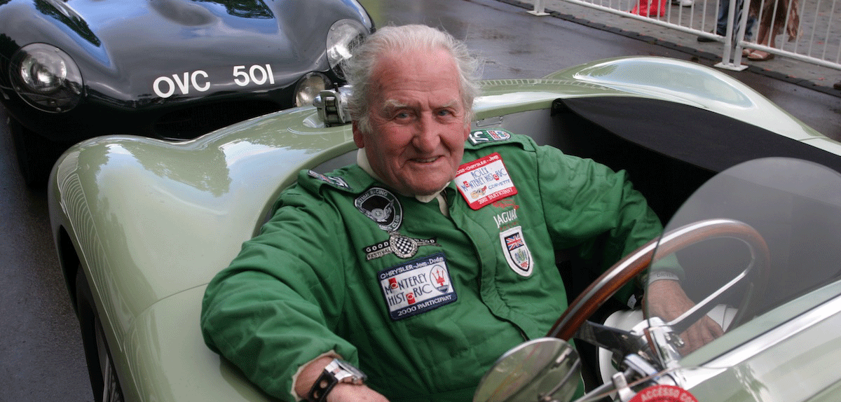 Norman Dewis en 2016 conduciendo un e-type