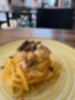 Spaghetti with prawns and black truffle petals