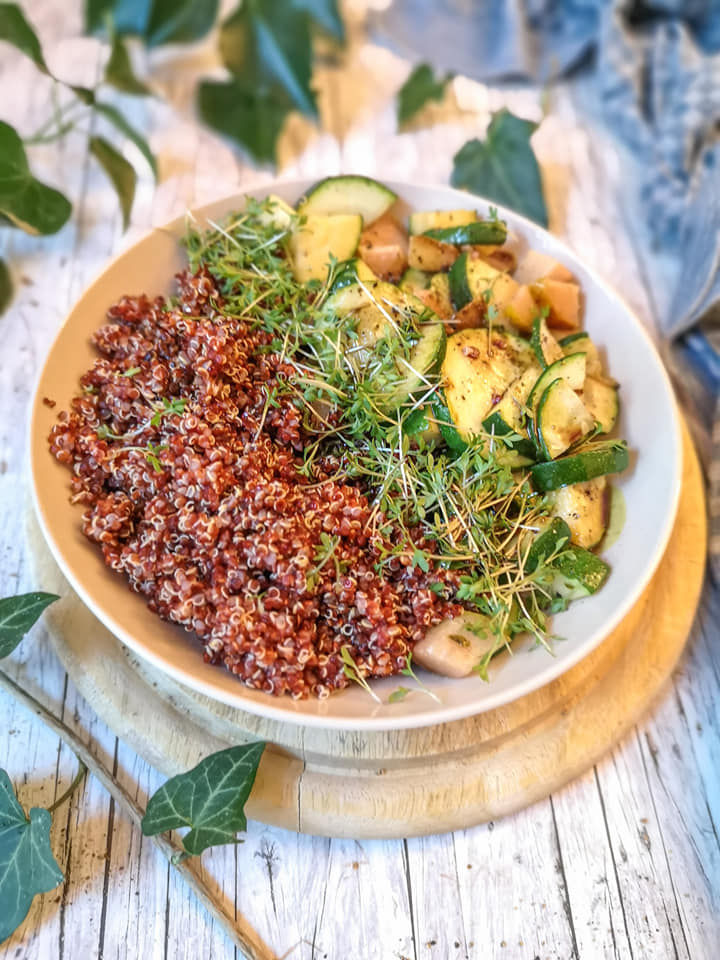 QuinoaBowl mit Zucchini und Birne