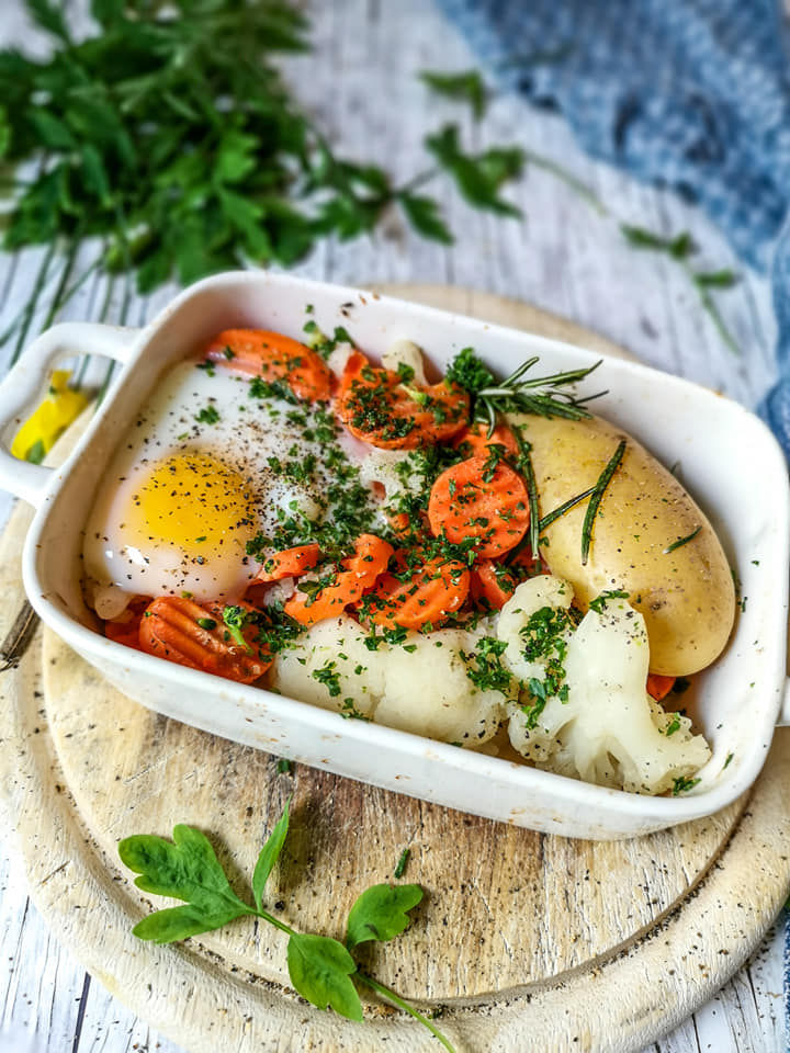TK-Gemüse mit Ei überbacken und gekochter Kartoffel