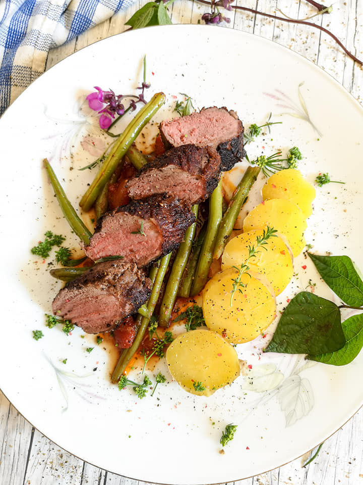 Rehrücken mit Kartoffeln und Tomaten-Speckbohnen-Sauce