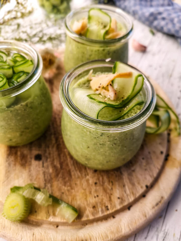 Schnelle Gurkensuppe mit Ziegenkäse-Frischkäse, Koriander und Forellenfilet