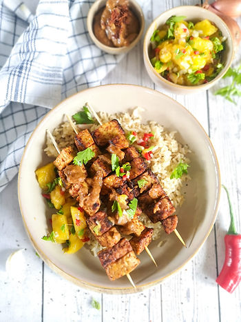 Tempeh Spieße mit Erdnusssauce und Mango Salsa