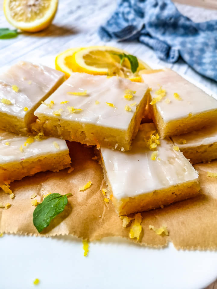 Veganer Zitronenkuchen mit Zuckerguss