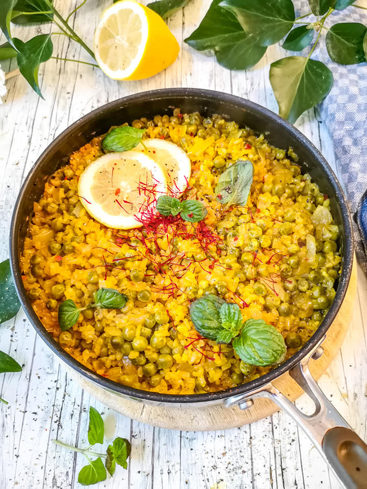 Erbsen-Risotto aus dem Backofen mit Safran und Minze
