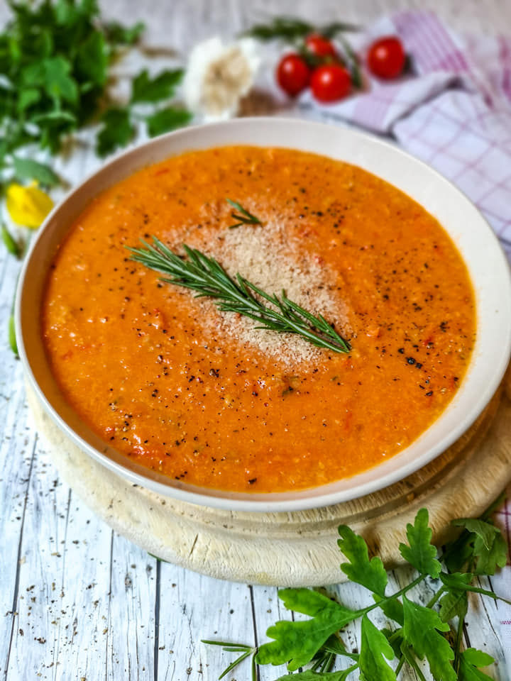 Cremige Tomatensuppe mit Hefeflocken und Rosmarin