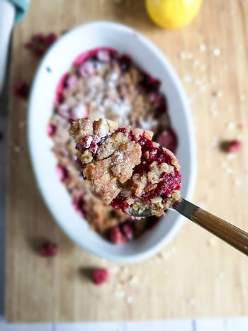 Einfaches Crumble mit Himbeeren und Haferflocken-Streusel