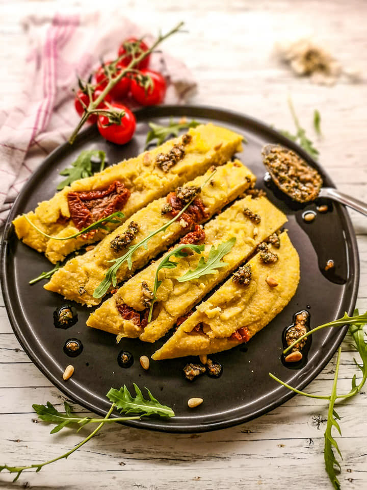 Gekochte Polenta-Schnitten mit Parmesan und getrockneten Tomaten