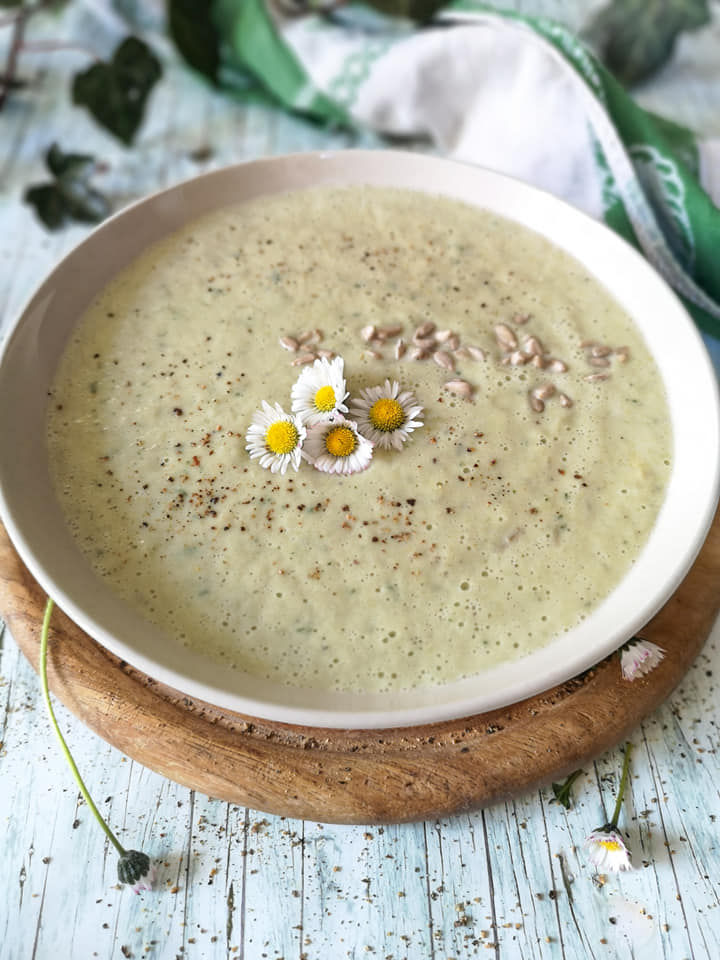 Einfache Gemüse-Suppe mit Mandelmus