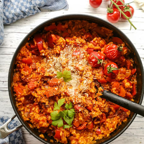 Pikantes Tomaten-Paprika-Risotto aus dem Backofen