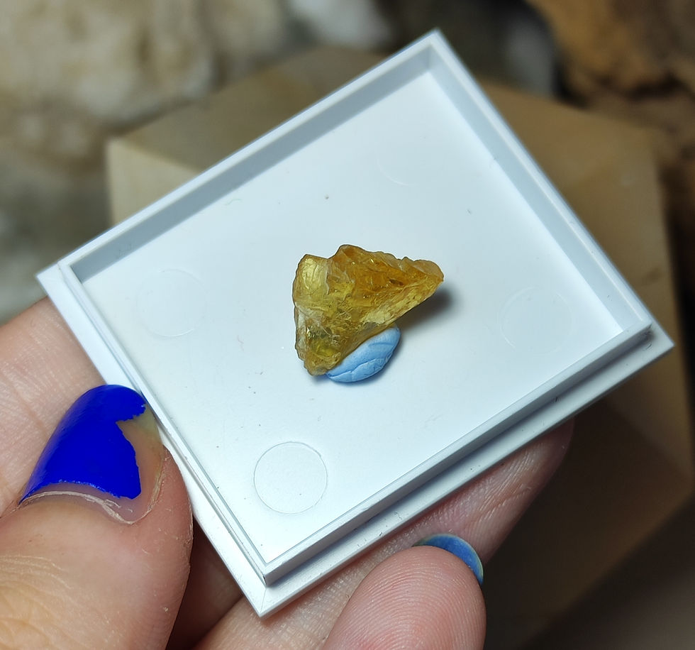 heliodor specimen top view boxed