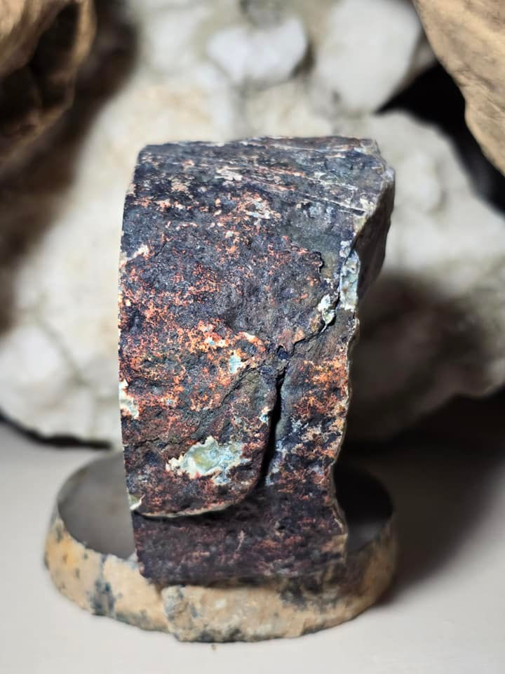 Thumbnail: agate cut base geode side view