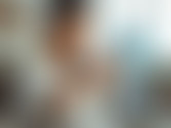 Mujer sentada en su casa mirando su celular buscando medicina alternativa contra el cáncer.