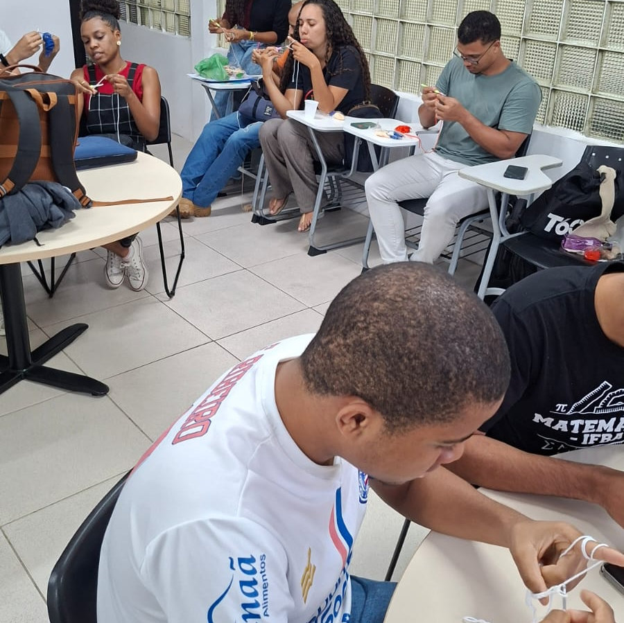 Bolsistas do PIBID confeccionando sua mandala, 2026.