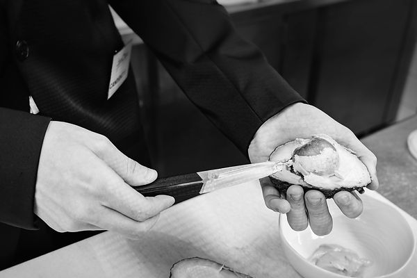 des mains qui apprennent élèves lycée professionnel chaptal amboise service restaurant