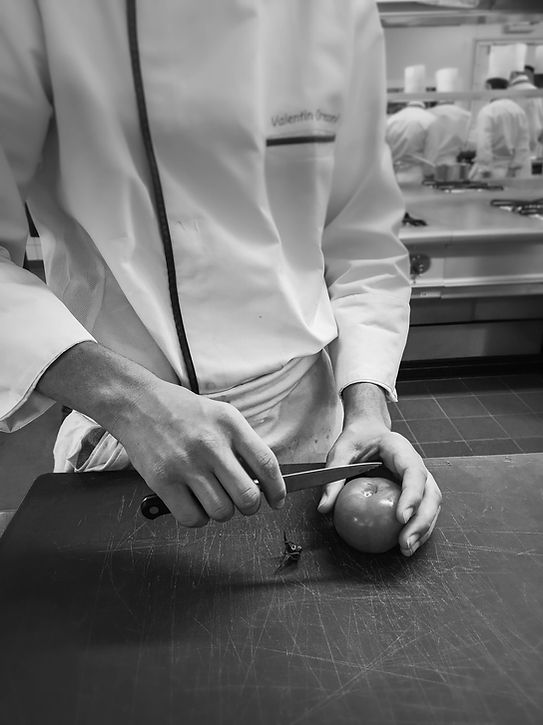 des mains qui apprennent élèves lycée professionnel chaptal amboise cuisine restaurant