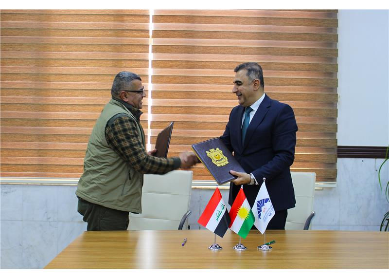 STEP Iraq Country Director, Raheem Amen (left) exchanging the MoU with Sulaimani Polytechnic University President, Dr. Hoshyar.