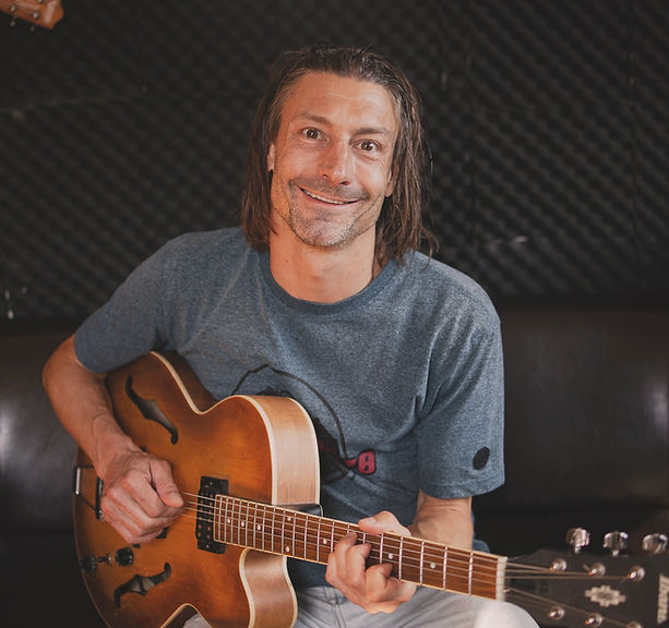 Chrisladner mit Gitarre jpg