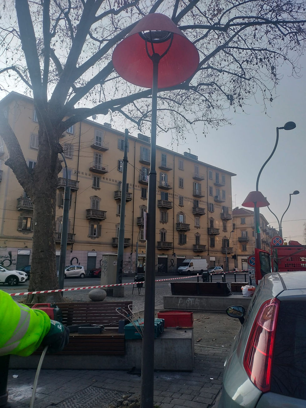 SI ACCENDONO LE LUCI NEL GIARDINO TRE LANTERNE