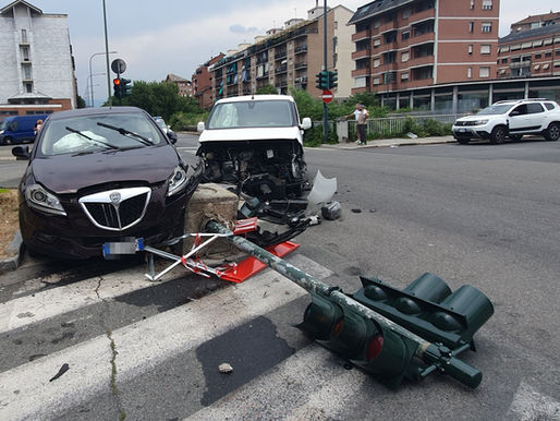 UN ALTRO INCIDENTE AL SOLITO INCROCIO, CADE IL SEMAFORO