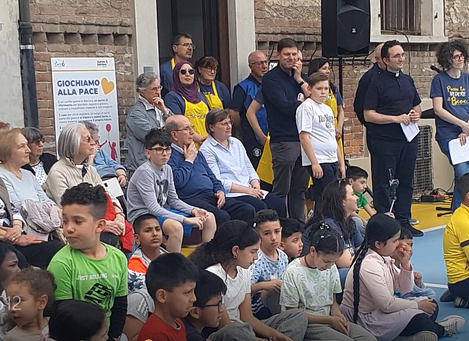 Ernesto Olivero e Rosanna Tabasso seduti tra il pubblico