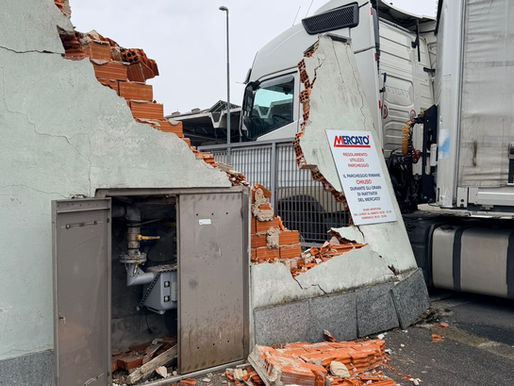 IN BARRIERA CAMION SI SCHIANTA SUL COMMISSARIATO, DUE FERITI