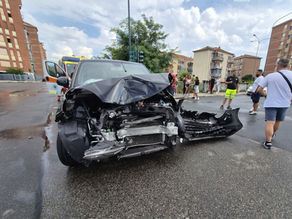 VIOLENTO CRASH FRA BUS E AUTO IN BARRIERA
