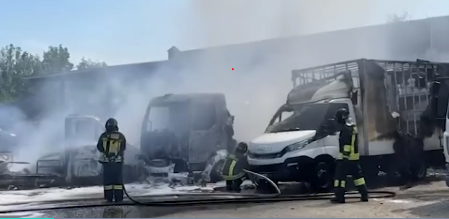 INCENDIO IN VIA PACINI, TRE MEZZI ARSI DALLE FIAMME