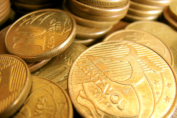 moedas brasileiras atuais de vinte e cinco centavos e dez centavos