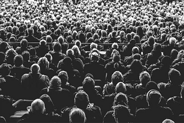 multidão representando as possibilidades de apoiadores e eleitores em potencial que podem ser trabalhados com marketing político nas redes sociais.