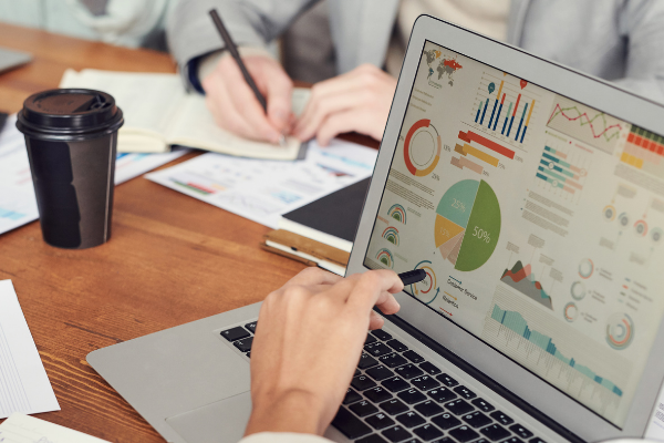 Analistas verificando alto resultado de seus conteúdos feitos para marketing político e home office em suas campanhas de marketing digital