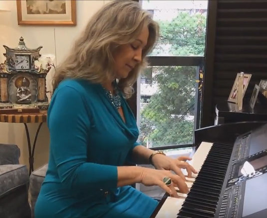 Momento sublime, vovó Betth toca “Noite Feliz”