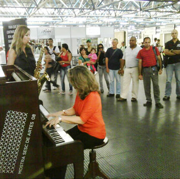 Duo Harmonia feminino - Betth Ripoli  Nina tocam na estação de trem 02 08 11.jpg