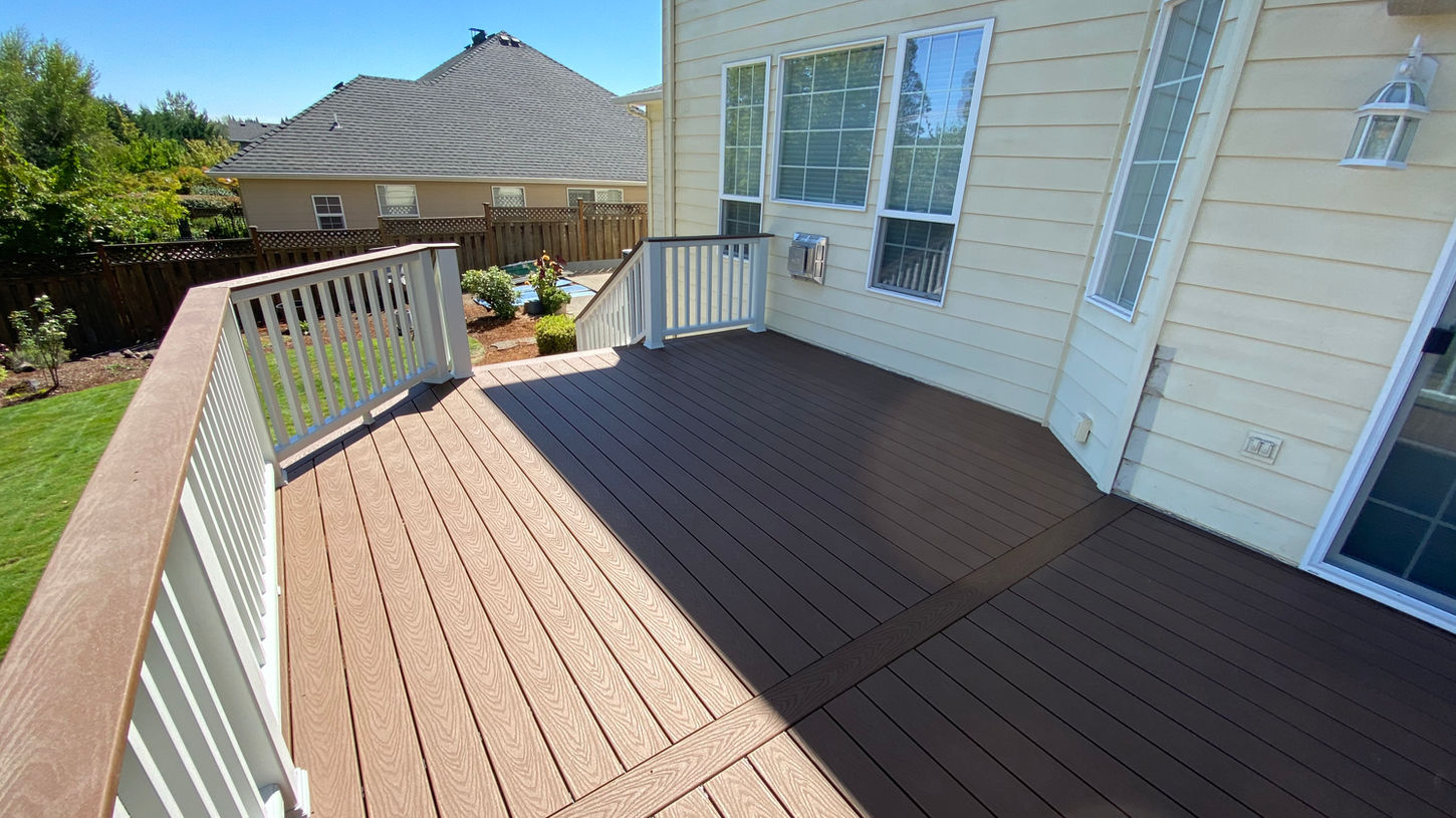 Trex Select Saddle composite deck with white Trex cocktail railing installed in West Salem, Oregon.