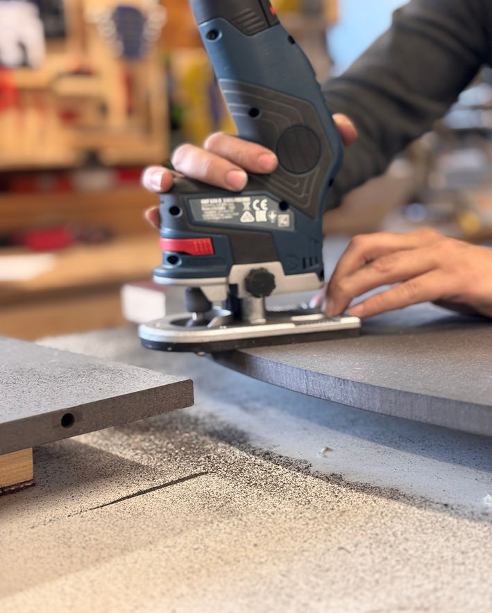Moderner Tisch durch Hand am Werk GmbH Lungern