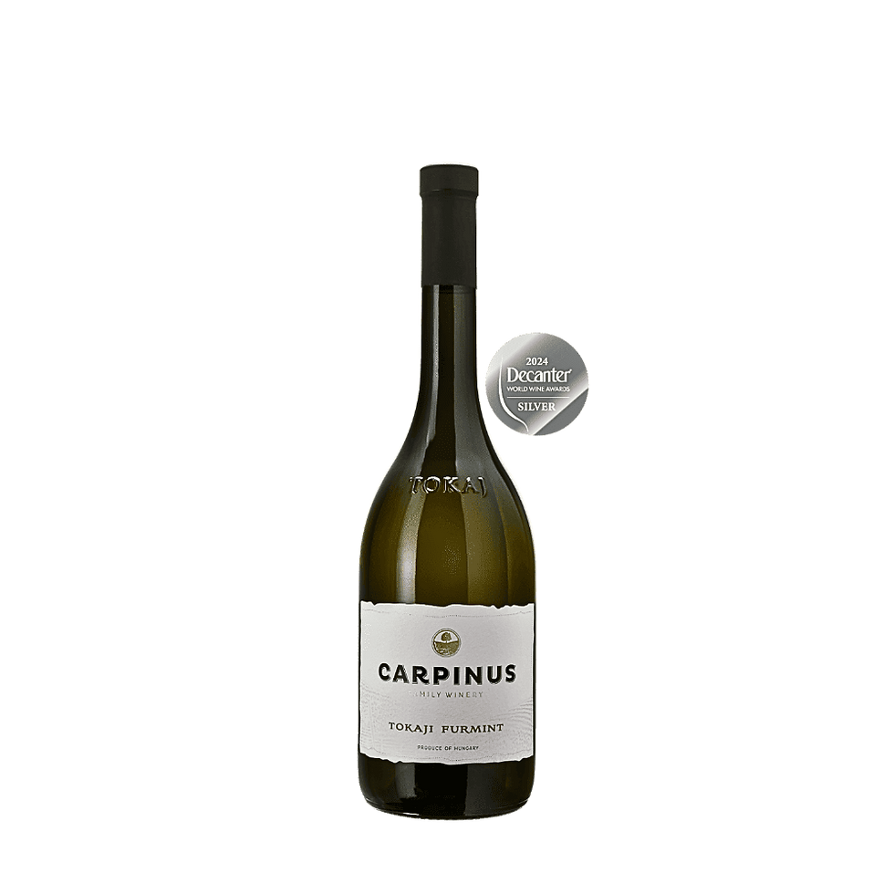 Eine Flasche Carpinus Tokaji Furmint Wein in einem dunkelgrünen Glas mit einem schwarzen Deckel. Das Etikett ist Weiss.