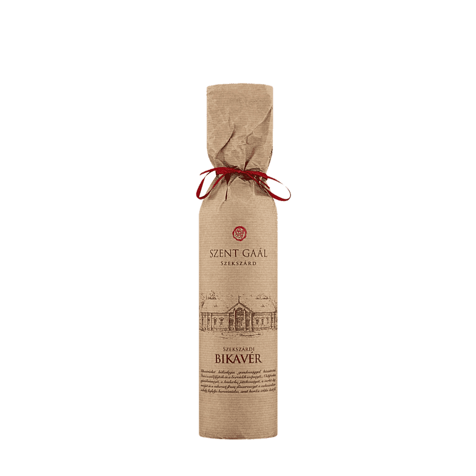 Flasche Szent Gaál Szekszárd Bikavér Wein in braunem Papier mit rotem Band verpackt