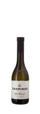 Eine grüne Glasflasche Carpinus Tokaji Furmint Late Harvest mit schwarzem Verschluss und elegantem cremefarbenem Etikett mit schwarzem Text. Der schlichte weisse Hintergrund unterstreicht das elegante Design und die anspruchsvolle Marke der Flasche.