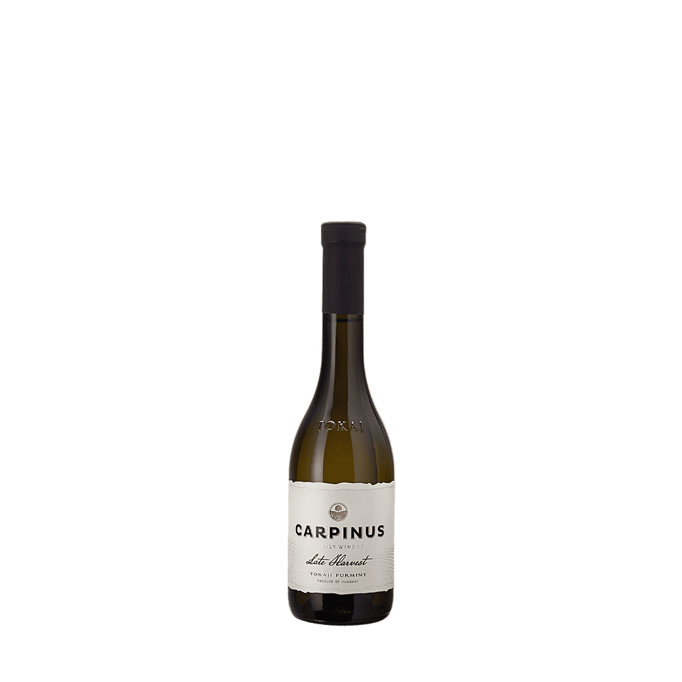 Eine Flasche Carpinus Tokaji Furmint Late Harvest mit schwarzem Verschluss und elegantem cremefarbenem Etikett
