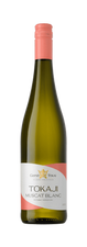 Eine Flasche Tokaji Muscat Blanc mit grünem Glas und korallenfarbenem Verschluss. Das Etikett ist weiss mit goldenen und korallenfarbenen Akzenten.