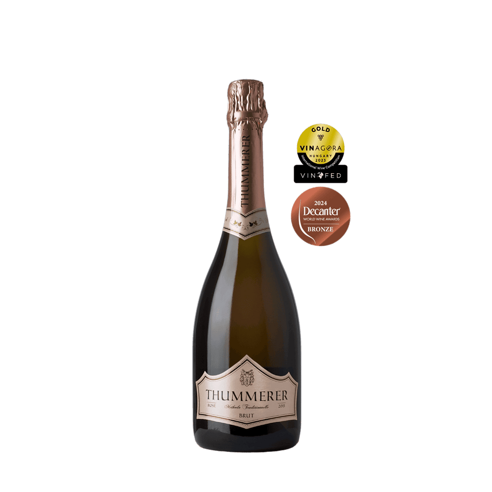 Eine Flasche Thummerer Rosé Brut-Sekt mit einem goldenen VinAgora- und einem bronzenen Decanter-Etikett.