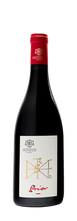Eine Flasche Rotwein der Abteikellerei Pannonhalma. Das Etikett zeigt ein goldenes abstraktes Design und Text "Prior".