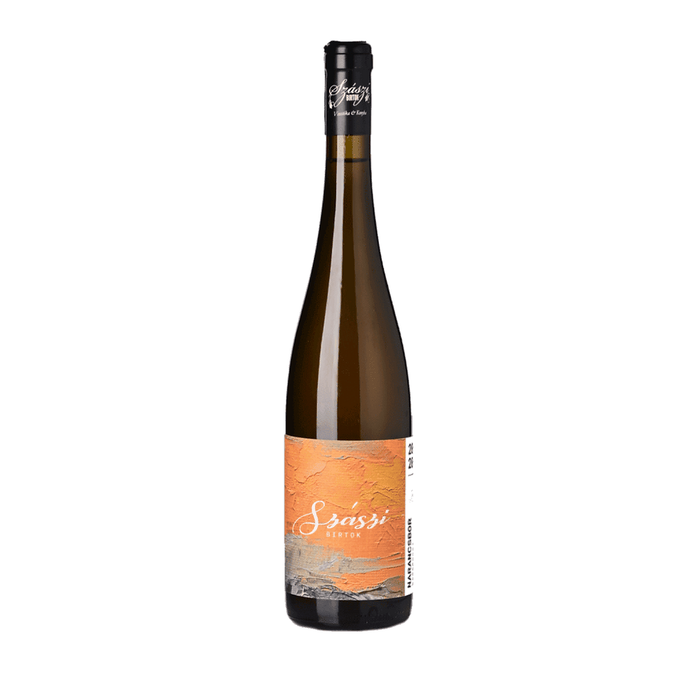 Eine hohe, schlanke Szászi Orangewein Flasche mit auffallendem, modernem orangem Etikett mit grauem Motiv und weisser Schrift