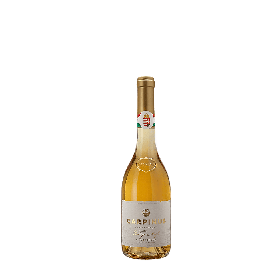 Eine klare Glasflasche Carpinus Tokaji Aszú 5 puttonyos mit einem goldenen Folienverschluss und einem weissen Etikett.