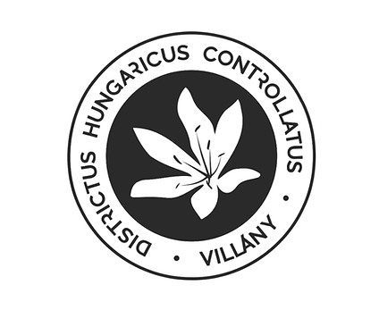 Logo der Firma DHC Villany mit einem stilisierten Blatt in der Mitte und dem Text 'Districtus Hungaricus Controllatus Villany' im Kreis