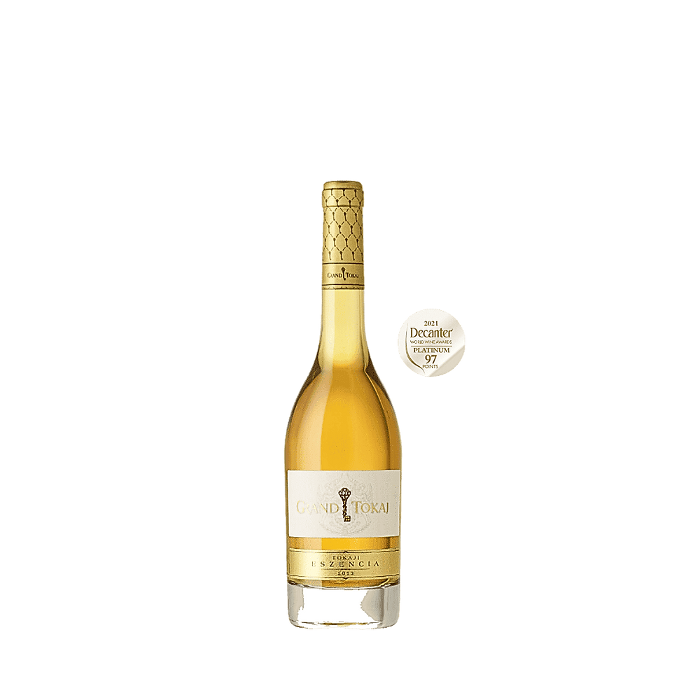 Eine Flasche "Tokaji Eszencia " mit Decanter Platinmedaille am Hals
