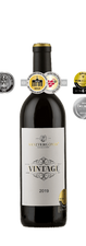 Eine Weinflasche mit der Aufschrift „Vesztergombi Vintage 2019“ trägt stolz eine goldene Auszeichnungsaufkleber „Berliner Wine Trophy 2024“, eine goldene Vinagora und eine silberne Decanter. Die Flasche hat einen schwarzen Verschluss und ein elegant dekoratives Etikett.
