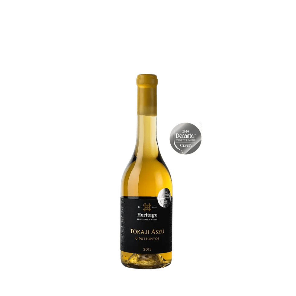 Eine Flasche Wein Heritage Tokaji Aszú 6 Puttonyos 2015 mit schwarzem Etikett und Goldfolie über dem Flaschenhals.