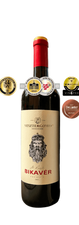 Eine Flasche Rotwein Vesztergombi St. László Bikavér. Das Etikett zeigt neben dem Namen des Weinguts die Abbildung eines bärtigen Königs.